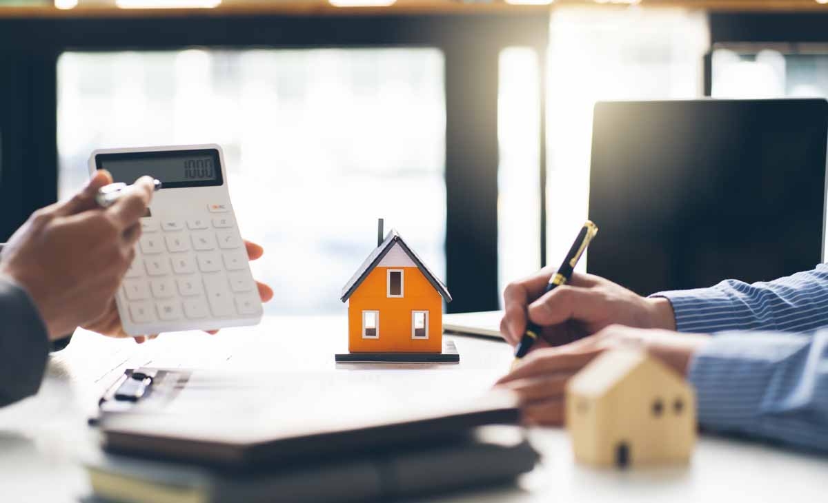house-model-with-agent-and-customer-discussing-for-contract-to-b